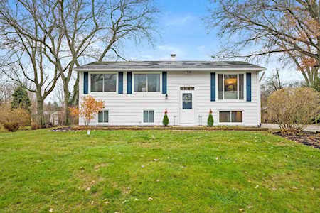 2506 Oakwood Dr Valparaiso, IN 46383