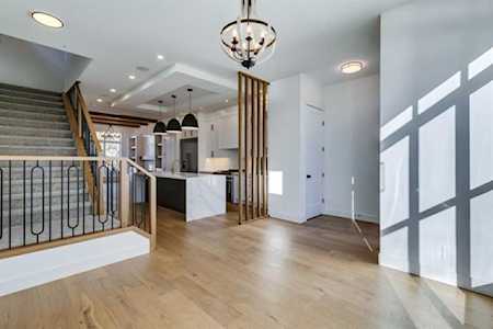 3021 NW 46 St Calgary, AB T3B 1B4