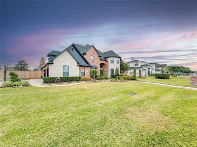 2228 Lakeway Dr Friendswood, TX 77546