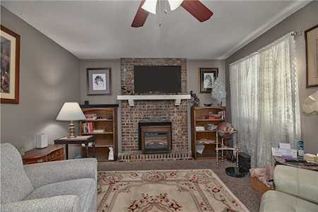 558 Valleybrook Rd Blue Springs, MO 64014