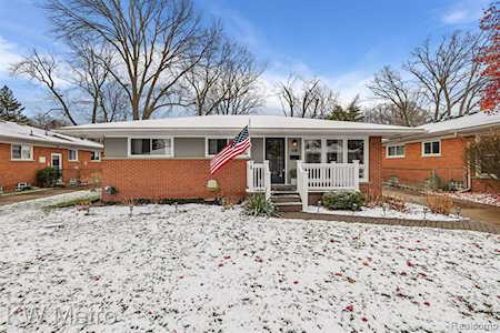 618 Fairway Dr Royal Oak, MI 48073