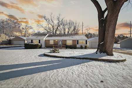 220 Briscoe Blvd Waterford, MI 48327