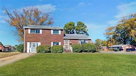 200 Gladstone Ct Hampton, VA 23666