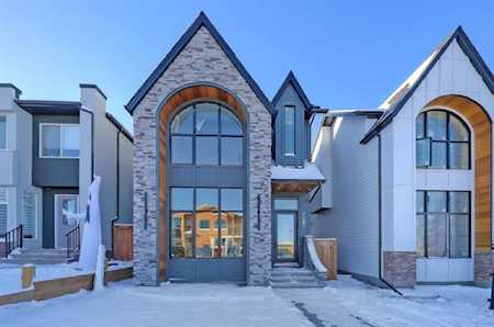 1407 SW 31 St Calgary, AB T2L 2A5