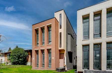 1928 SW 50 Ave Calgary, AB T2T 2W2