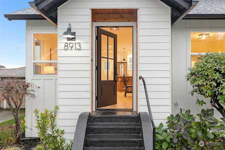 8913 8th Ave NE Seattle, WA 98115