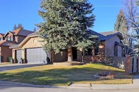 75 SW Oakmount Ct Calgary, AB T2V 5B8