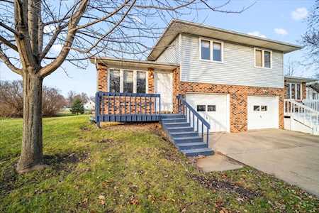 2402 Arrowhead Dr Bloomington, IL 61704
