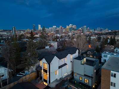 2307 SW 16A St Calgary, AB T2T 4K3