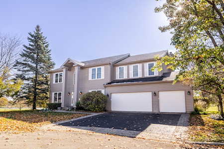 6 Long Cove Ct Lake In The Hills, IL 60156