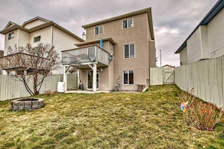 135 NW Tuscarora Way Calgary, AB T3L2H1