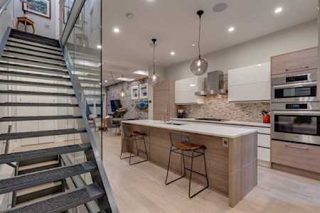 2407 SW 32 St Calgary, AB T3E 2R6