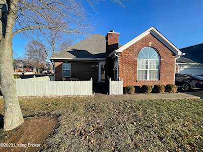 8000 Greenhurst Ct Louisville, KY 40299