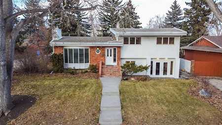 14 Wimbledon Dr SW Calgary, AB T3C 3J4