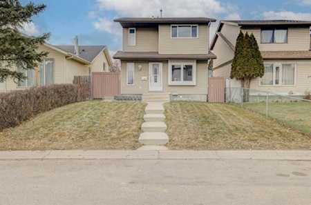 25 NE Abergale Close Calgary, AB T2A 6J2
