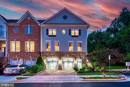 8702 Esquire Crossing Ln Vienna, VA 22180