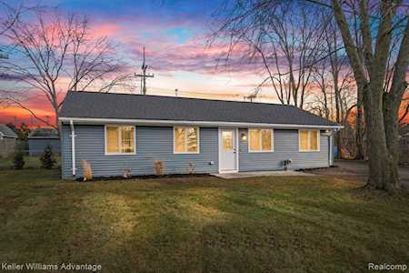 1040 Buster Dr Waterford Twp, MI 48327