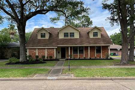 15323 Saint Cloud Dr Houston, TX 77062