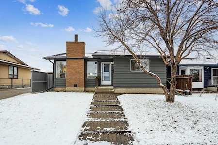 808 Abbotsford Dr NE Calgary, AB T2A 6C6
