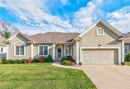 4013 NE Bittersweet Dr Lee's Summit, MO 64064