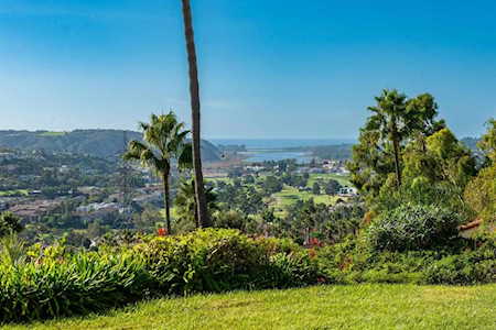 7326 Alta Vista Carlsbad, CA 92009