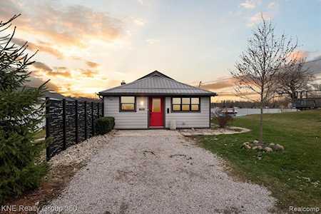 9954 Galatian Dr Hamburg Twp, MI 48189