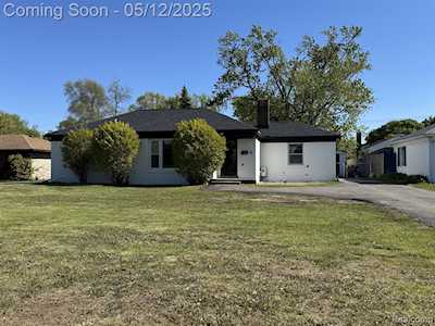 2017 W 14 Mile Rd Royal Oak, MI 48073