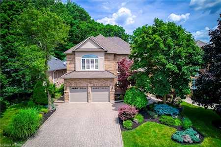 16 Sweetman Drive Dundas, ON L9H 7N6