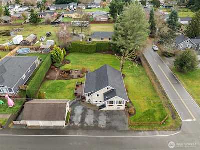 How the Best Realtors in Enumclaw Help Sellers Decide When to Sell—and When to Wait