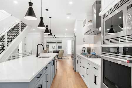 2407 33 St SW Calgary, AB T3E 2T3