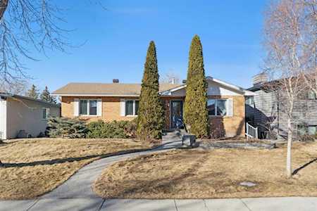 34 Rosery Dr NW Calgary, AB T2K1L7