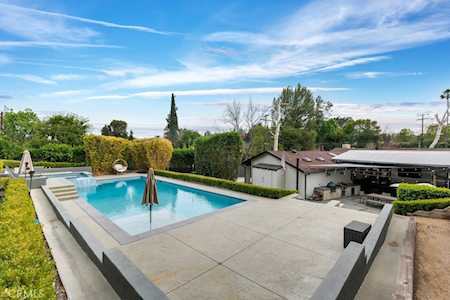 19943 Oxnard Woodland Hills, CA 91367