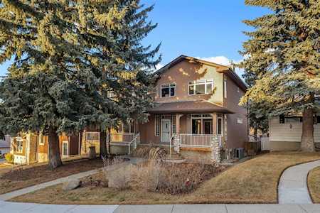 15 Rosery Dr NW Calgary, AB T2K 1L4