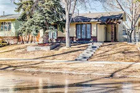 927 Midridge Dr SE Calgary, AB T2X 1H5