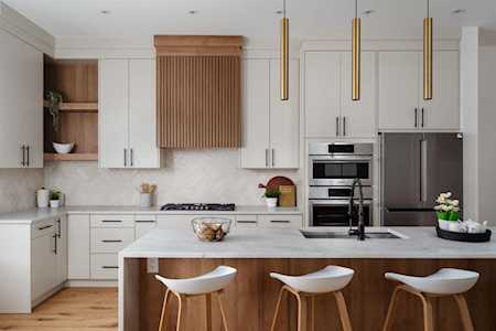 2229 36 St SW Calgary, AB T3E 2Z3