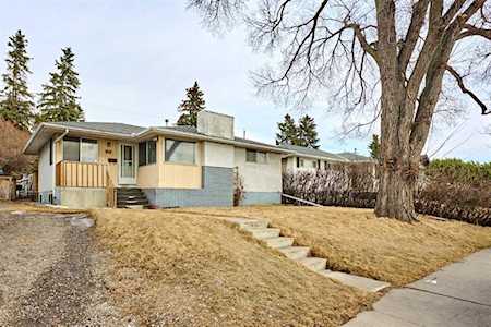 28 Cornell Place NW Calgary, AB T2K 1J4