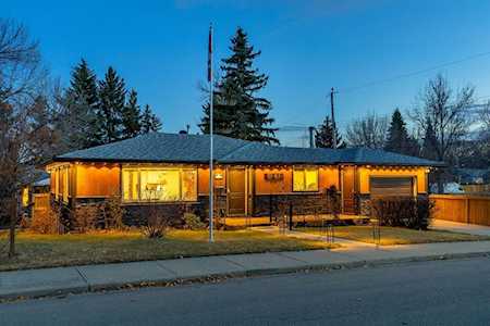 3 Cardiff Dr NW Calgary, AB T2K1R4