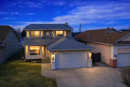 902 Applewood Dr SE Calgary, AB T2A 7P2