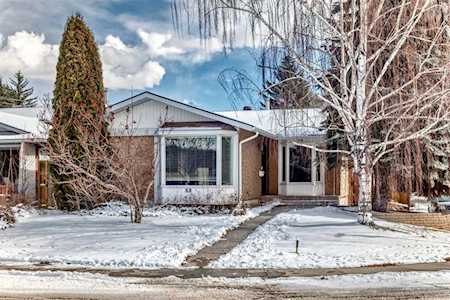 48 Midglen Way SE Calgary, AB T2X 1G4