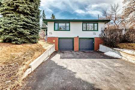 1415 Rosehill Dr NW Calgary, AB T2K 1M3