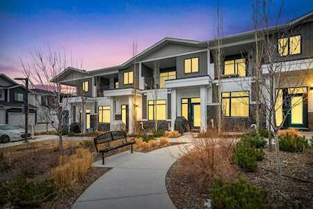 210 Crestbrook Common SW Calgary, AB T3B6L1