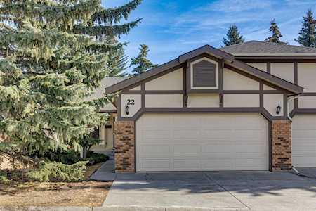 22 Confederation Villas NW Calgary, AB T2L 2K9