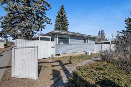 4504 14 St NW Calgary, AB T2K1J6