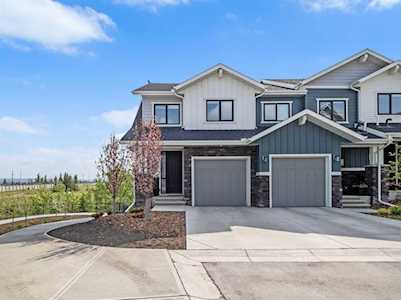 130 Crestridge Common SW Calgary, AB T3B 6J5