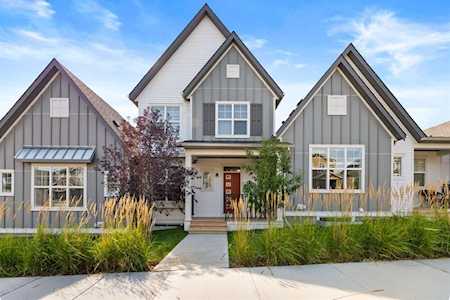 273 Lucas Ave NW Calgary, AB T3P 1S3