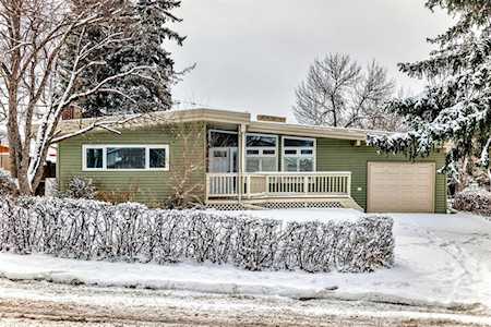 4 Clarendon Rd NW Calgary, AB T2L 0P1