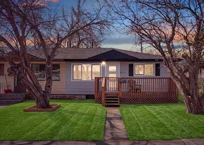 853 Northmount Dr NW Calgary, AB T2L 0A3
