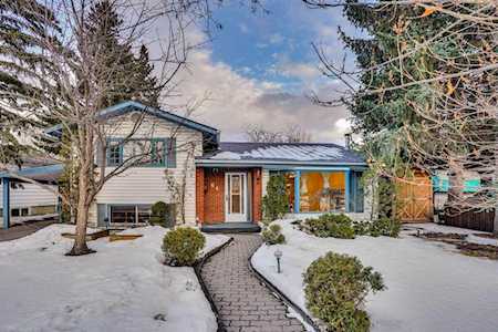 64 Hartford Rd NW Calgary, AB T2K2A5