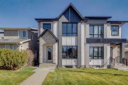 2620 30 St SW Calgary, AB T3E 2M2