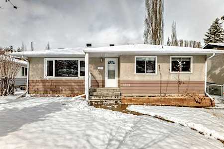 1228 Rosehill Dr NW Calgary, AB T2K 1M1